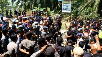 Ratusan Masyarakat Ulak Patihan Demo PT SJI Coy
